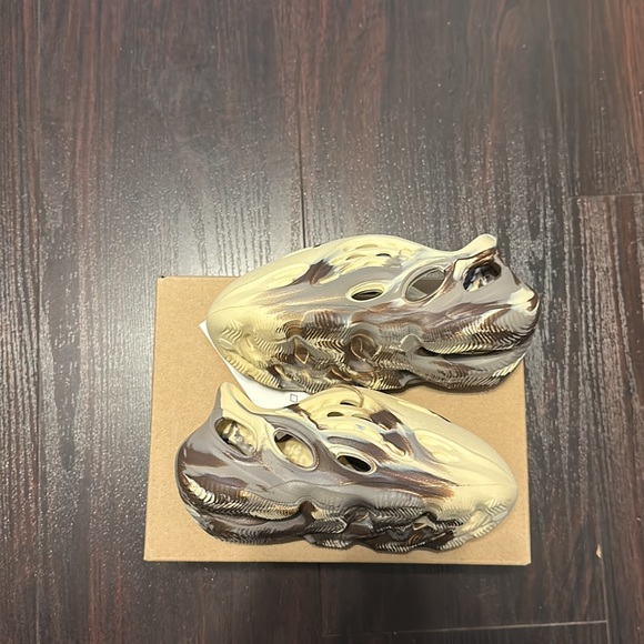 ‼️SOLD‼️ Yeezy Foam Runner Infants “MX Cream Clay” - Picture 4 of 10